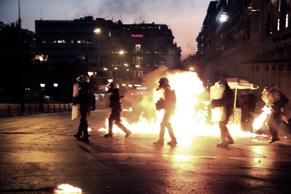 Με μολότοφ, δακρυγόνα, πετροπόλεμο και βανδαλισμούς σφραγίστηκε το "ΝΑΙ" στα μέτρα