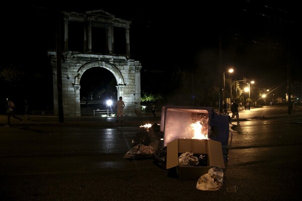 Με μολότοφ, δακρυγόνα, πετροπόλεμο και βανδαλισμούς σφραγίστηκε το "ΝΑΙ" στα μέτρα