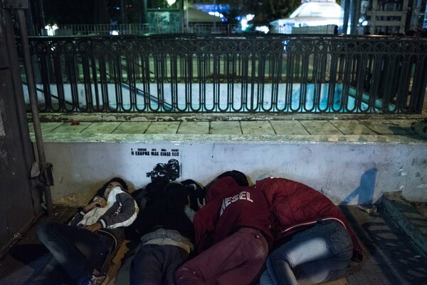 Oι πρόσφυγες που κατέβηκαν στις αποβάθρες του ΗΣΑΠ για να βρουν καταφύγιο μεταφέρθηκαν