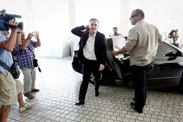 Tσακαλώτος και Σταθάκης στο Χίλτον για τους θεσμούς