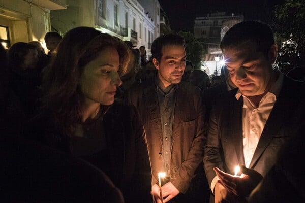 Στην Πλάκα για τον Επιτάφιο ο Αλέξης Τσίπρας με τη Μπέτυ Μπαζιάνα