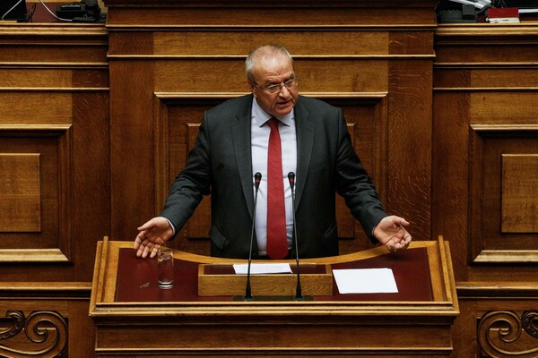 Συναγερμός στη Βουλή για φάκελο με σφαίρα