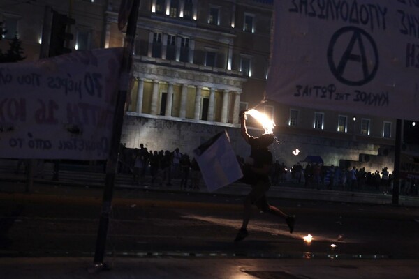 Με μολότοφ, δακρυγόνα, πετροπόλεμο και βανδαλισμούς σφραγίστηκε το "ΝΑΙ" στα μέτρα
