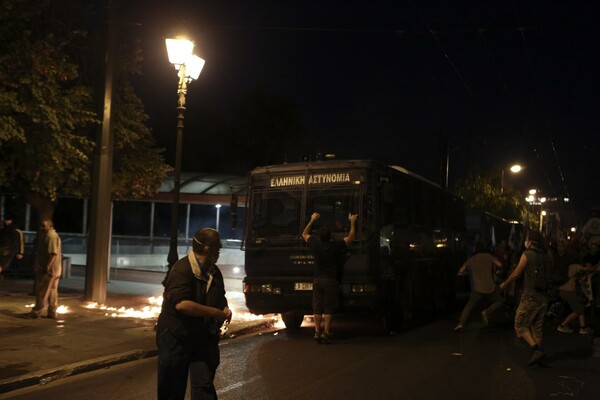 Με μολότοφ, δακρυγόνα, πετροπόλεμο και βανδαλισμούς σφραγίστηκε το "ΝΑΙ" στα μέτρα
