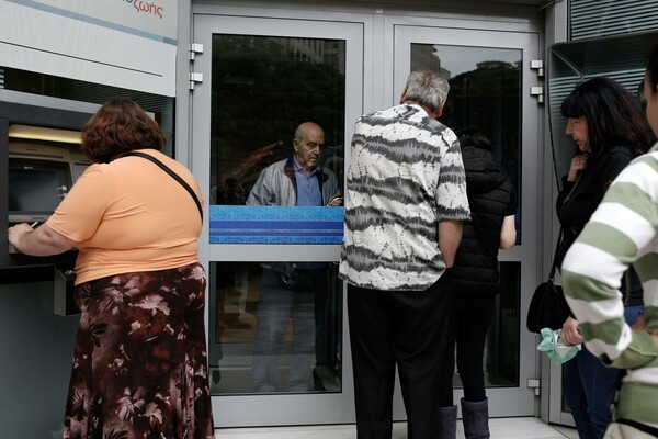 Κι επισήμως από σήμερα οι μειωμένες συντάξεις σε ΙΚΑ και Δημόσιο