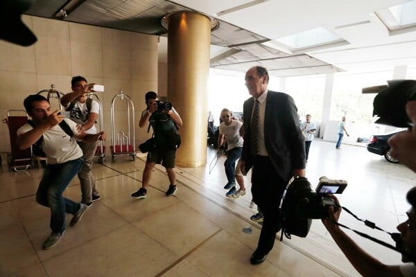 Tσακαλώτος και Σταθάκης στο Χίλτον για τους θεσμούς
