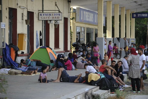 Στον Πειραιά με ακόμη 2.500 νέους πρόσφυγες το «Ελευθέριος Βενιζέλος»