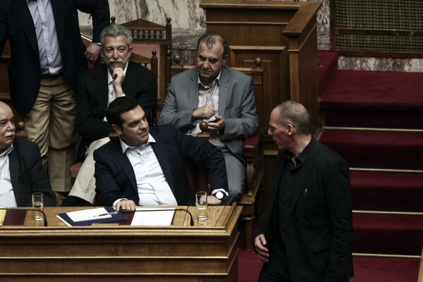 Πέσαν όλοι πάνω στο Βαρουφάκη - Στη Βουλή κατευθείαν μετά το Eurogroup o YΠΟΙΚ