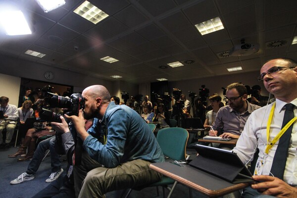 Έκλαιγαν στις Βρυξέλλες οι δημοσιογράφοι μετά την ανακοίνωση του Eurogroup
