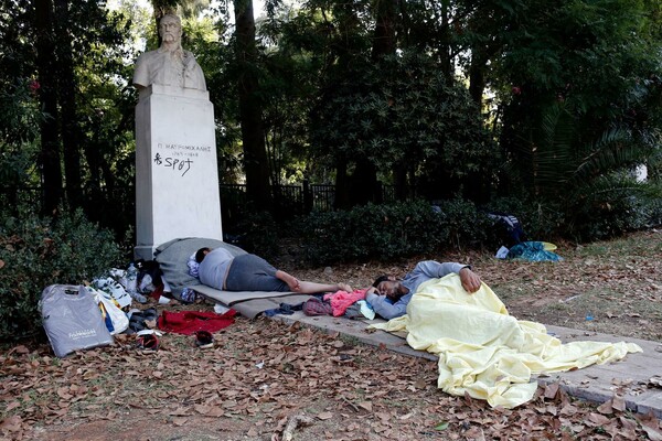 Στον Ελαιώνα, μακριά από κατοικημένη περιοχή μεταφέρουν τους πρόσφυγες από το Πεδίο του Άρεως