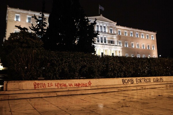 Βομβαρδισμένο τοπίο τα Εξάρχεια χθες - 12 προσαγωγές για τα επεισόδια στο Πολυτεχνείο