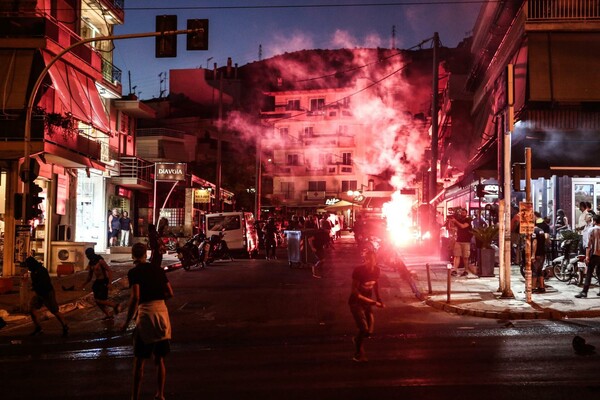 26 προσαγωγές και δύο συλλήψεις στα επεισόδια μετά τις συγκεντρώσεις για τη δολοφονία Φύσσα