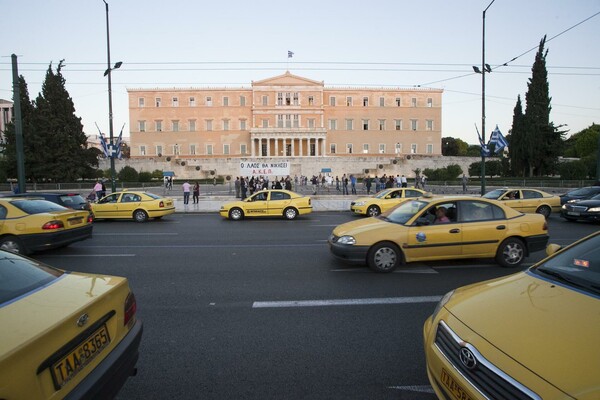 Δεκατέσσερις οδηγοί με πειραγμένα ταξίμετρα και ταμειακές στα χέρια της Αστυνομίας