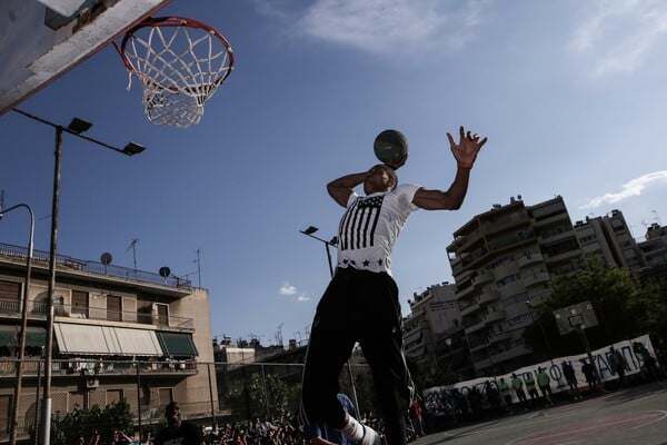 Ο Γιάννης Αντετοκούμπο αποθεώνεται στα Σεπόλια, την παλιά του γειτονιά