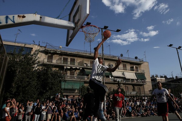 Ο Γιάννης Αντετοκούμπο αποθεώνεται στα Σεπόλια, την παλιά του γειτονιά