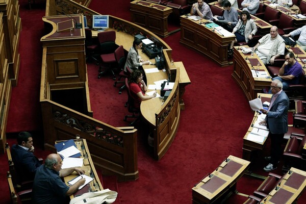 23 βουλευτές του ΣΥΡΙΖΑ στη Βουλή: «Καταργήστε τον ΦΠΑ 23% για τα φροντιστήρια»