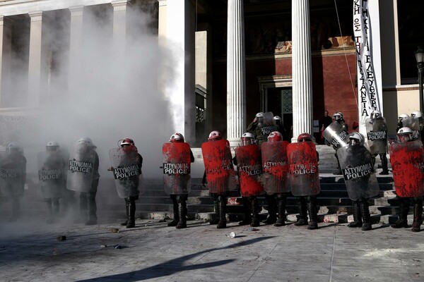 Χημικά και κρότου λάμψης έξω από την Πρυτανεία