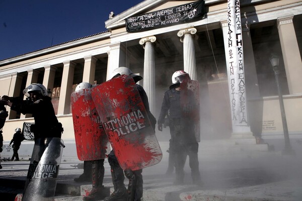 Χημικά και κρότου λάμψης έξω από την Πρυτανεία