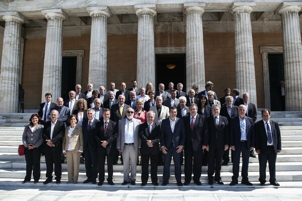 Η φωτογράφηση της νέας κυβέρνησης σε απαρτία έξω από τη Βουλή