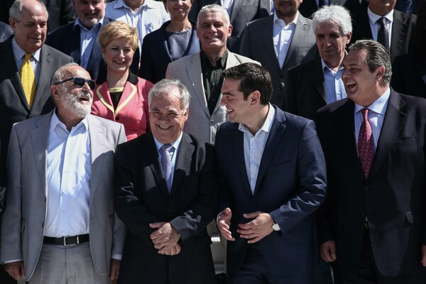 Η φωτογράφηση της νέας κυβέρνησης σε απαρτία έξω από τη Βουλή