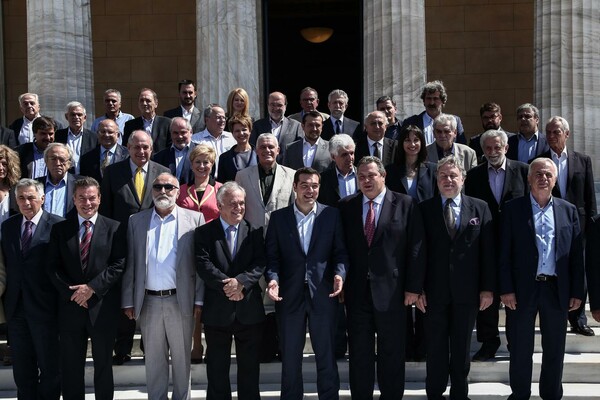 Η φωτογράφηση της νέας κυβέρνησης σε απαρτία έξω από τη Βουλή