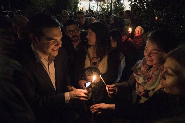 Στην Πλάκα για τον Επιτάφιο ο Αλέξης Τσίπρας με τη Μπέτυ Μπαζιάνα