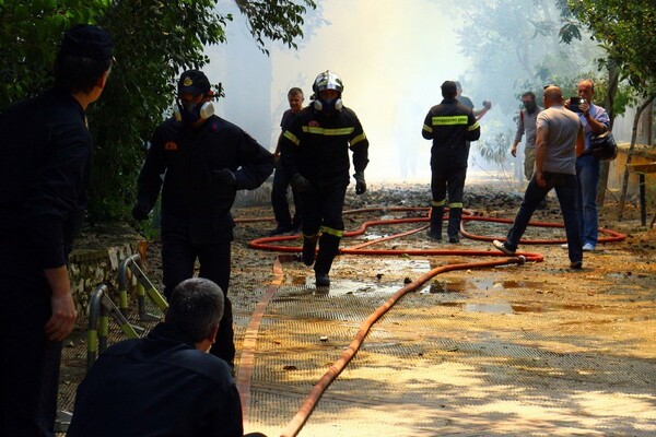 Εικόνες από την πύρινη καταστροφή στο θέατρο της Ρεματιάς