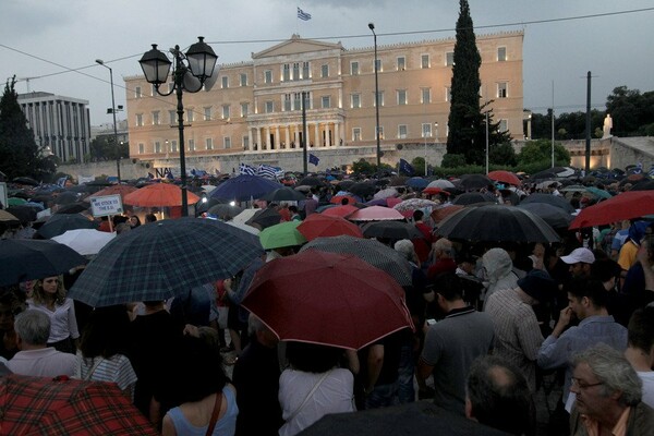 Μεγάλη συγκέντρωση με σύνθημα 'Μένουμε Ευρώπη' στο Σύνταγμα