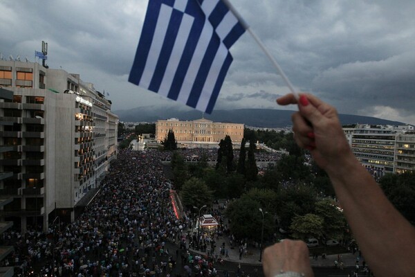 Μεγάλη συγκέντρωση με σύνθημα 'Μένουμε Ευρώπη' στο Σύνταγμα