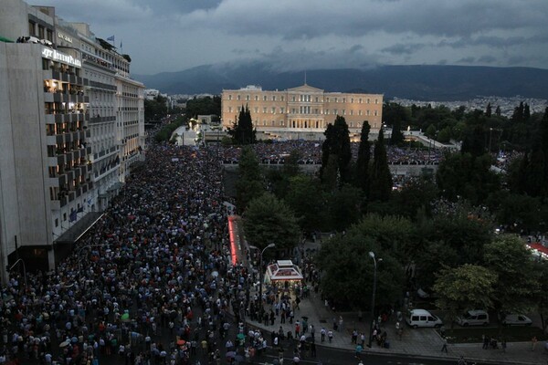 Μεγάλη συγκέντρωση με σύνθημα 'Μένουμε Ευρώπη' στο Σύνταγμα