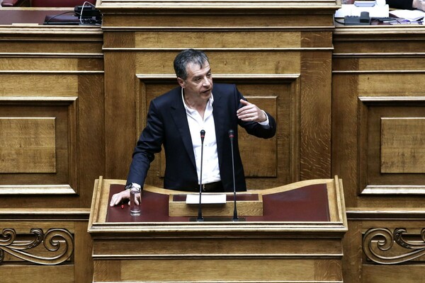 Xάος στη Βουλή - Ο Θοδωράκης αποκάλεσε τους βουλευτές του ΣΥΡΙΖΑ κομματικούς υπαλλήλους