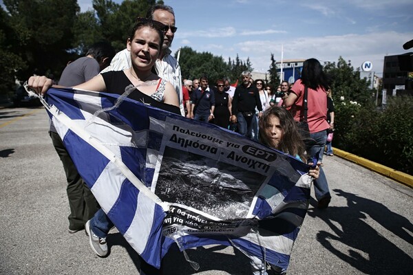 Μπήκαν στο ραδιομέγαρο οι εργαζόμενοι της ΕΡΤ