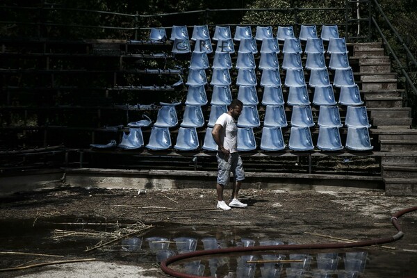 Εικόνες από την πύρινη καταστροφή στο θέατρο της Ρεματιάς