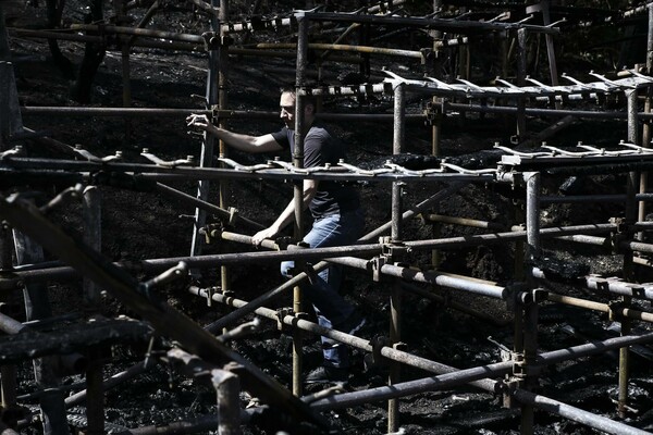 Εικόνες από την πύρινη καταστροφή στο θέατρο της Ρεματιάς