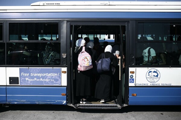 2.500 πρόσφυγες στον Πειραιά σήμερα το πρωί - Φωτορεπορτάζ από την περιπετειώδη άφιξη στο λιμάνι