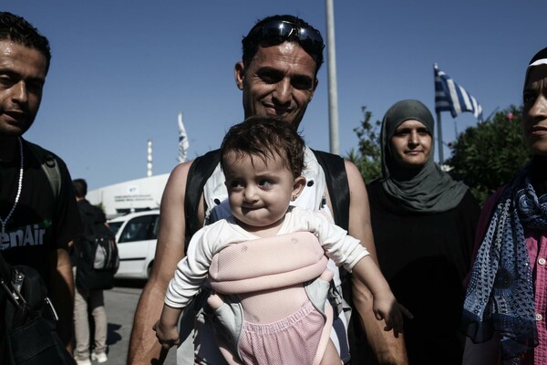2.500 πρόσφυγες στον Πειραιά σήμερα το πρωί - Φωτορεπορτάζ από την περιπετειώδη άφιξη στο λιμάνι