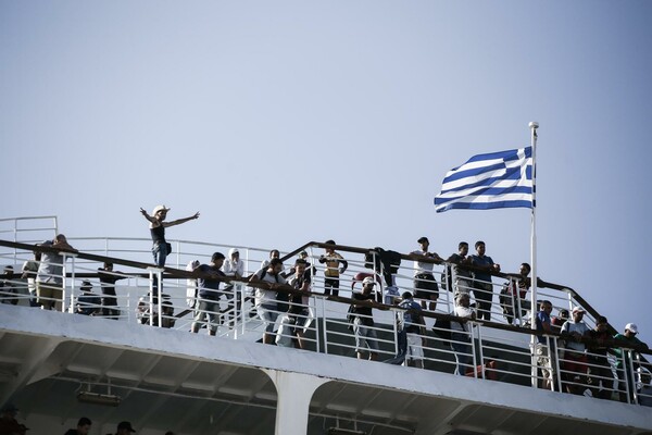 2.500 πρόσφυγες στον Πειραιά σήμερα το πρωί - Φωτορεπορτάζ από την περιπετειώδη άφιξη στο λιμάνι