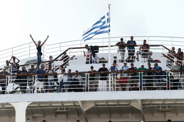 2.500 πρόσφυγες στον Πειραιά σήμερα το πρωί - Φωτορεπορτάζ από την περιπετειώδη άφιξη στο λιμάνι
