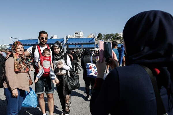 2.500 πρόσφυγες στον Πειραιά σήμερα το πρωί - Φωτορεπορτάζ από την περιπετειώδη άφιξη στο λιμάνι