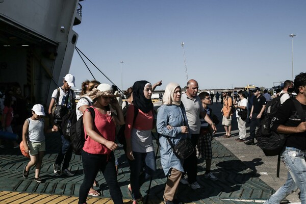 2.500 πρόσφυγες στον Πειραιά σήμερα το πρωί - Φωτορεπορτάζ από την περιπετειώδη άφιξη στο λιμάνι