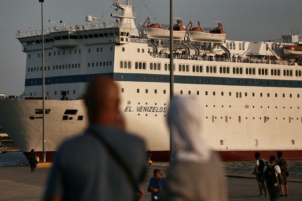 Στο λιμάνι του Πειραιά άλλοι 2.500 πρόσφυγες