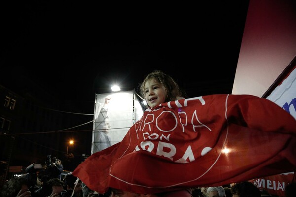 Οι πρώτοι πανηγυρισμοί του ΣΥΡΙΖΑ στην Αθήνα