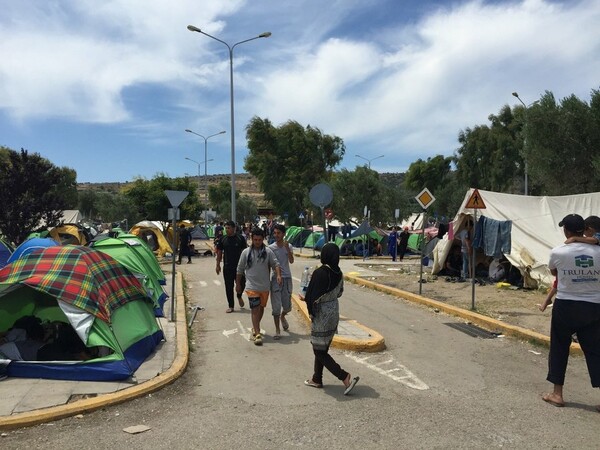 Συγκλονιστικές φωτογραφίες από τους εξαθλιωμένους μετανάστες στη Λέσβο