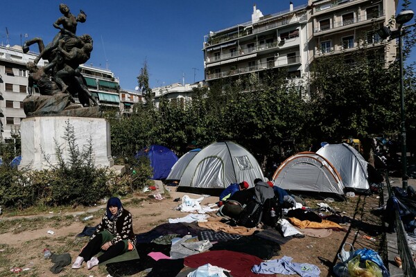 Οι πρόσφυγες της πλατείας Βικτωρίας μεταφέρθηκαν στο κλειστό γήπεδο Γαλατσίου