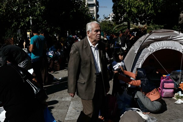 Οι πρόσφυγες της πλατείας Βικτωρίας μεταφέρθηκαν στο κλειστό γήπεδο Γαλατσίου