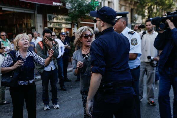 Οι πρόσφυγες της πλατείας Βικτωρίας μεταφέρθηκαν στο κλειστό γήπεδο Γαλατσίου