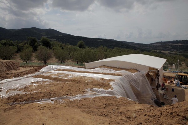 Αμφίπολη: Θωρακίζεται για προστασία από τις καιρικές συνθήκες το μνημείο