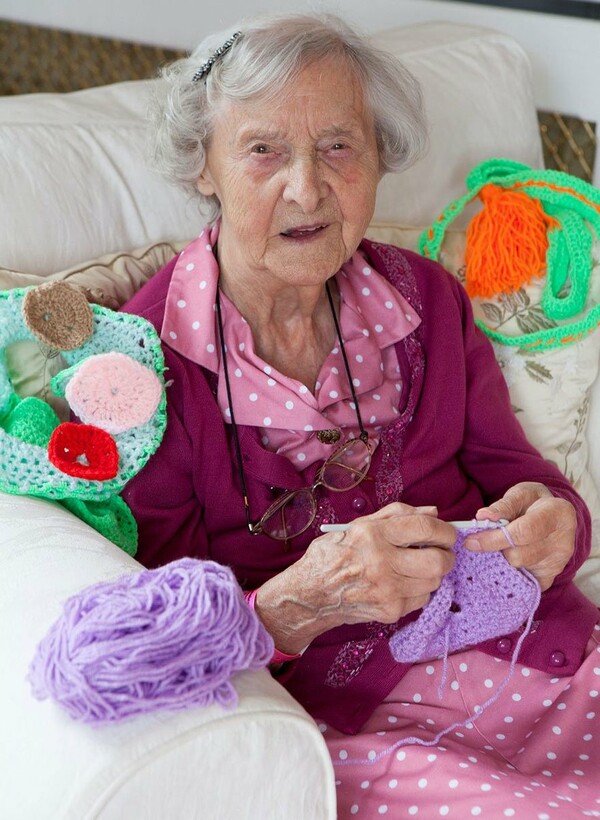 Αυτή η γιαγιά είναι 104 ετών και στολίζει με πλεκτά πόλεις της Σκωτίας