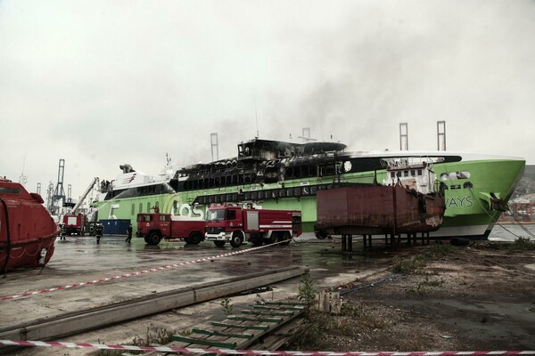 To Highspeed στις φλόγες στο λιμάνι του Πειραιά (φωτογραφίες)