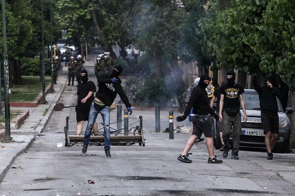 Σοβαρά επεισόδια στο Πολυτεχνείο - Πυρπόλησαν τρόλεϊ